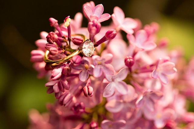 Złoto czy srebro? Poradnik wyboru zaręczynowego blasku.